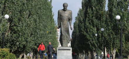 Обложка: Памятник Ф. М. Достоевскому