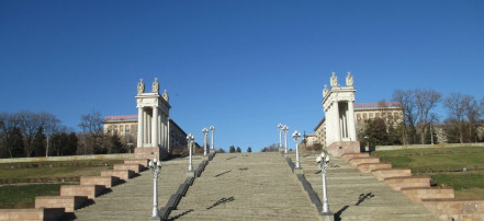 Обложка: Центральная лестница на главной набережной Волгограда