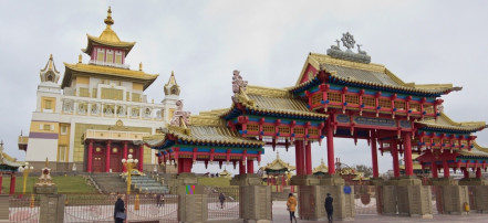 Обложка: Южные ворота Золотой обители Будды Шакьямуни