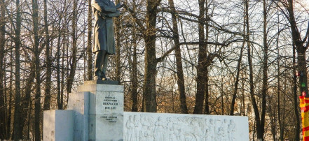 Обложка: Памятник Николаю Алексеевичу Некрасову
