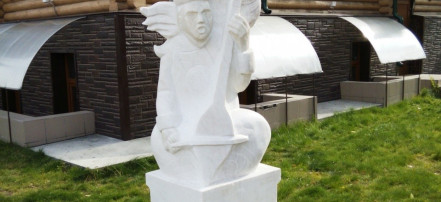 Обложка: Скульптурная композиция «Музыкант с игилом»