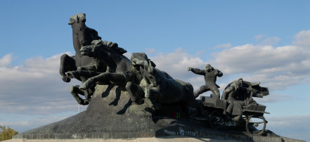 Обложка: Памятник 1-й конной армии «Тачанка-Ростовчанка»