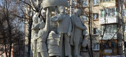 Обложка: Памятник «Весна 45-го»