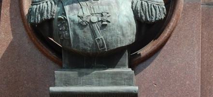 Обложка: Памятник С.И. Мосину