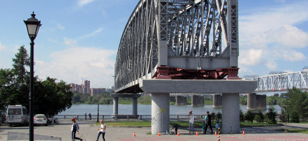 Обложка: Памятник Мосту