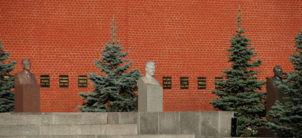 Обложка: Некрополь у Кремлевской стены