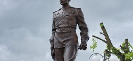 Обложка: Памятник капитану Гусеву
