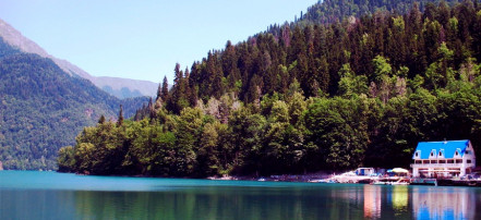 Обложка: Озеро Рица в Абхазии