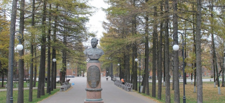 Обложка: Памятник-бюст Е. М. Кунгурцеву