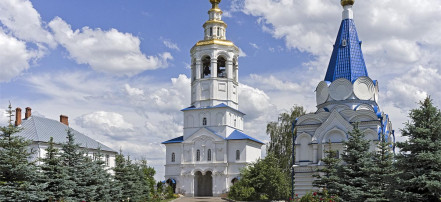 Обложка: Казанская церковь Свято-Успенского монастыря