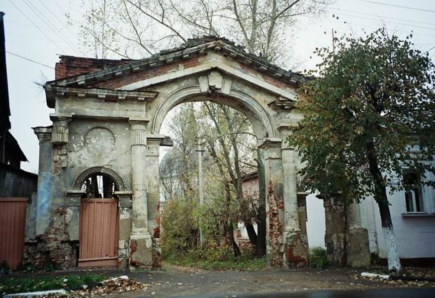 Разрушенный монастырь и кладбище