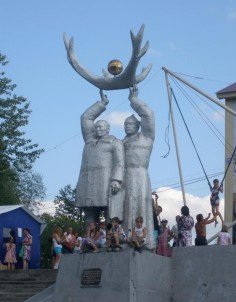 Памятник первооткрывателям золотого Алдана М.П. Тарабукину и В.П. Бертину