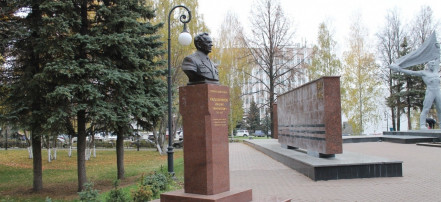 Памятник М.Т. Калашникову: Фото 1