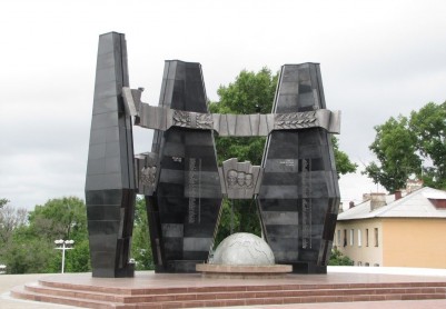 Памятник-мемориал «Черный тюльпан» на площади Славы
