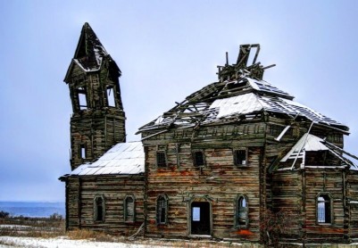 Разрушенная деревянная церковь в селе Новая Осиновка