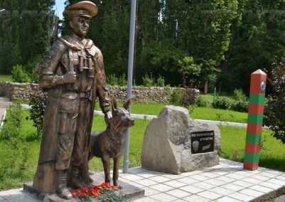 Обелиск «Пограничникам Отечества» и скульптура «Пограничник с собакой»