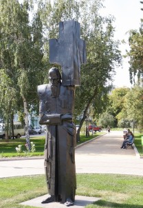 Памятник Ф.М. Достоевскому «Крест несущий»