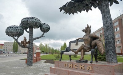 Памятник героям басни И. А. Крылова «Ворона и лисица»