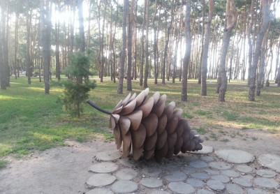 Памятник сосновой шишке