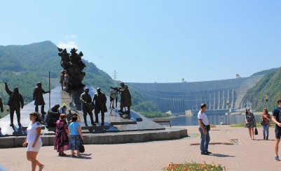 Памятник гидростроителям