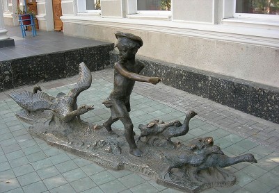 Скульптурная композиция «Нахаленок с гусями»