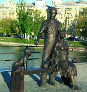 Памятник «Семья»