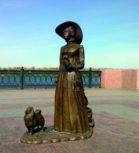 Скульптура «Дама с собачкой»