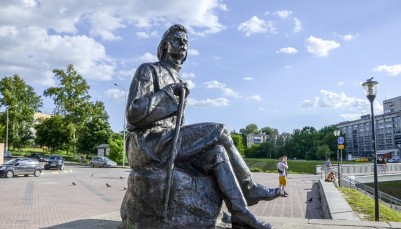 Памятник Максиму Горькому на набережной