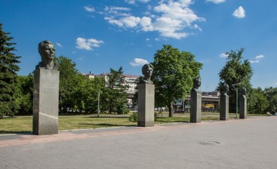 Аллея космонавтов и памятник С. П. Королеву