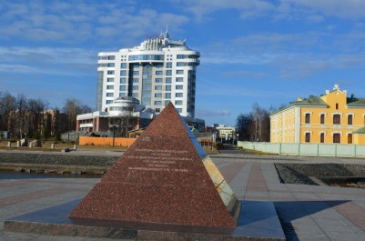 Гранитная пирамида на Онежской набережной