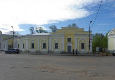 Здание бывших Торговых рядов и Выставочный зал ВИЭМ