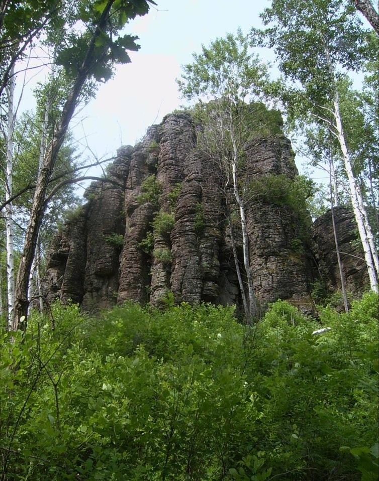 Камень монах ЕАО. Скала камень монах ЕАО. Камень монах Биробиджан. Памятник природы "камень монах".