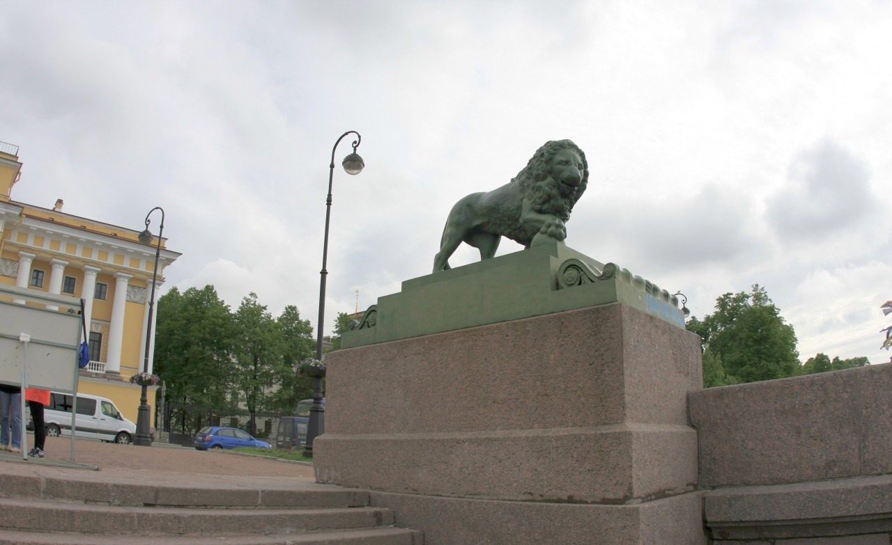 Львы Дворцовой пристани в Санкт-Петербурге — фото, описание на GoRu