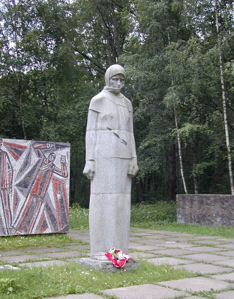 Мемориал «Скорбящая мать» в Реадовском парке в Смоленской области — фото,  описание на GoRu