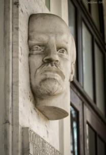Мемориальная доска с барельефом В. И. Ленина