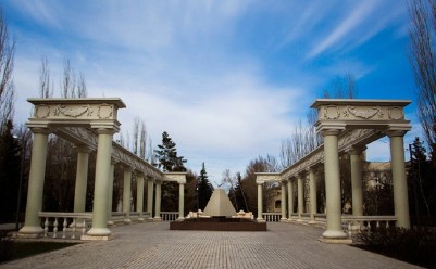 Памятник "Первооткрывателям Волжского"