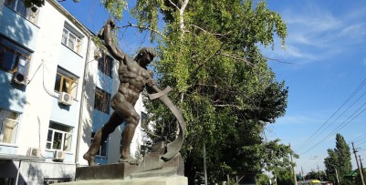 Памятник «Перекуем мечи на орала»