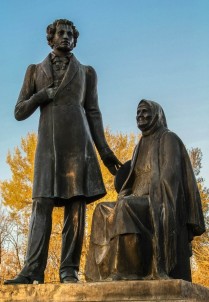 Памятник «Поэт и крестьянка»