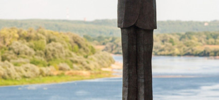 Памятник Белле Ахмадулиной в Тарусе: Фото 1
