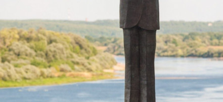 Памятник Белле Ахмадулиной в Тарусе: Фото 2