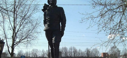 Памятник М. Н. Ефимову: Фото 2