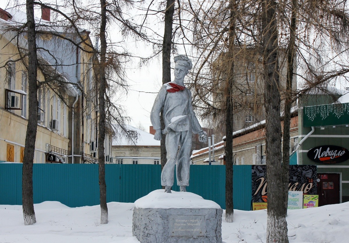 Памятник морозову. Павлик Морозов памятник в Глазове. Павлик Морозов Глазов. Достопримечательности в Глазове Павлик Морозов. Сквер Павлика Морозова Глазов.