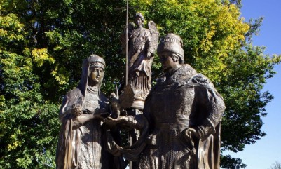 Памятник Петру и Февронии в Бийске