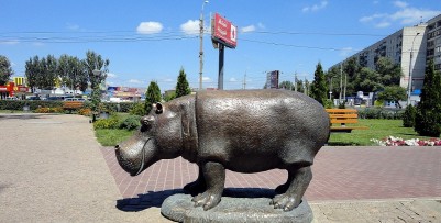 Памятник бегемоту