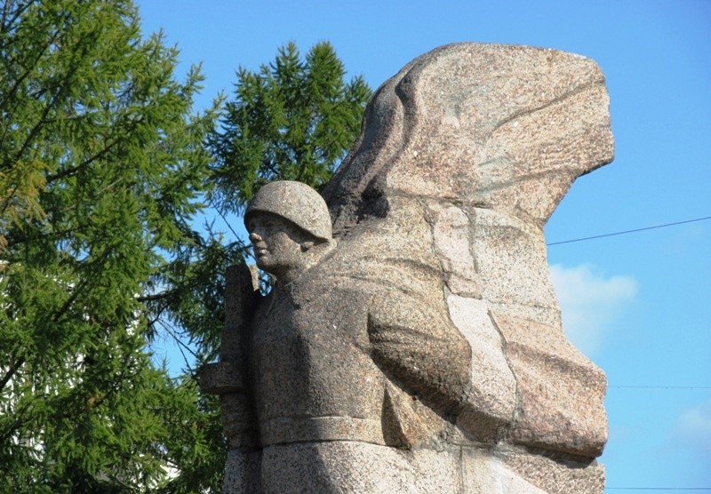 Монумент под гатчиной. Мемориал в Гатчине. Памятник героям-комсомольцам Гатчины. Памятник защитникам и освободителям Гатчины. Монумент освободитель Гатчина.