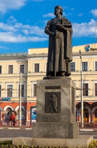 Памятник основателю города - князю Ярославу Мудрому