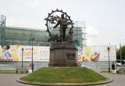 Памятник переселенцам на Алтай от благодарных потомков