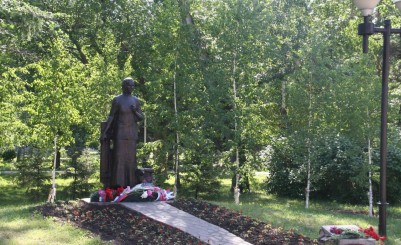 Памятник солдатской матери А. А. Ларионовой