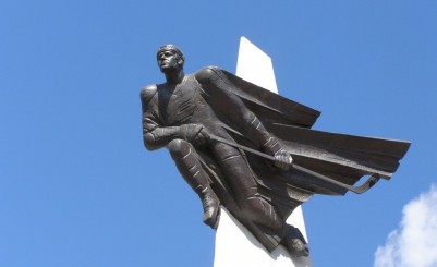 Памятник хоккеисту В. Блинову