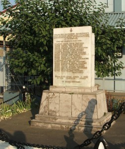 Памятник экипажу минного заградителя «Николай Островский»